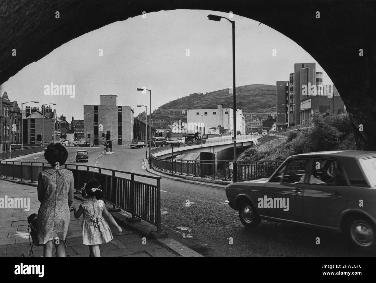 Die kürzlich fertiggestellte Rhondda Road Bridge, über den Fluss Taff, Pontypridd, eingerahmt von einem der Bögen der Eisenbahnbrücke. 31.. Juli 1969 Stockfoto