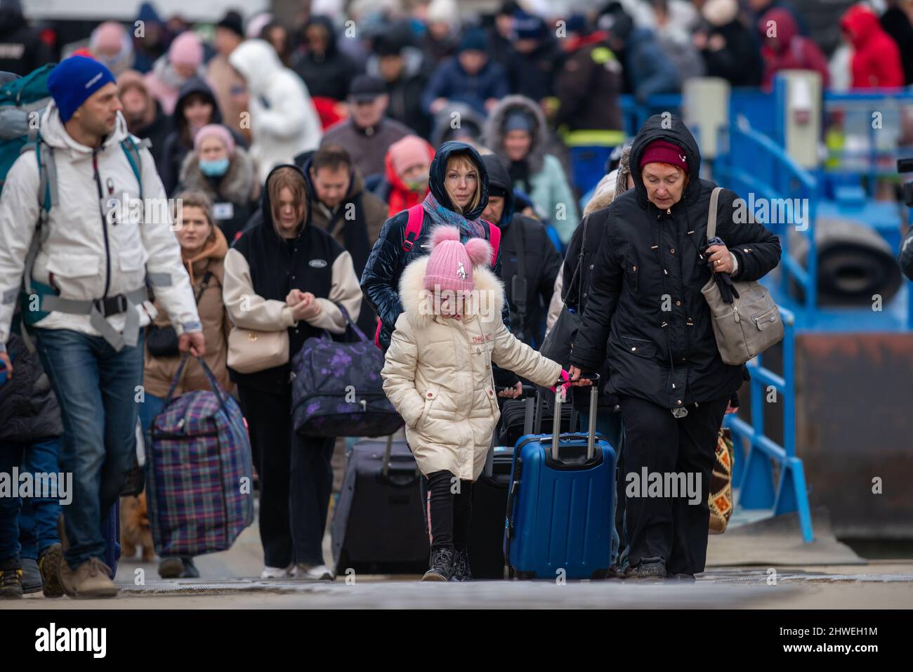 Isaccea, Rumänien. 05. März 2022. Flüchtlinge Ukrainer gehen von der Ukraine nach Isaccea in Rumänien, nachdem sie die Grenze überquert haben. Stockfoto