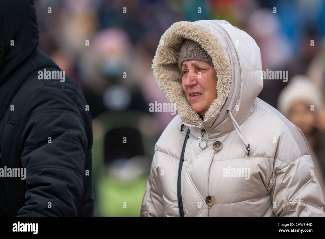 Isaccea, Rumänien. 05. März 2022. Flüchtlinge Ukrainer gehen von der Ukraine nach Isaccea in Rumänien, nachdem sie die Grenze überquert haben. Stockfoto