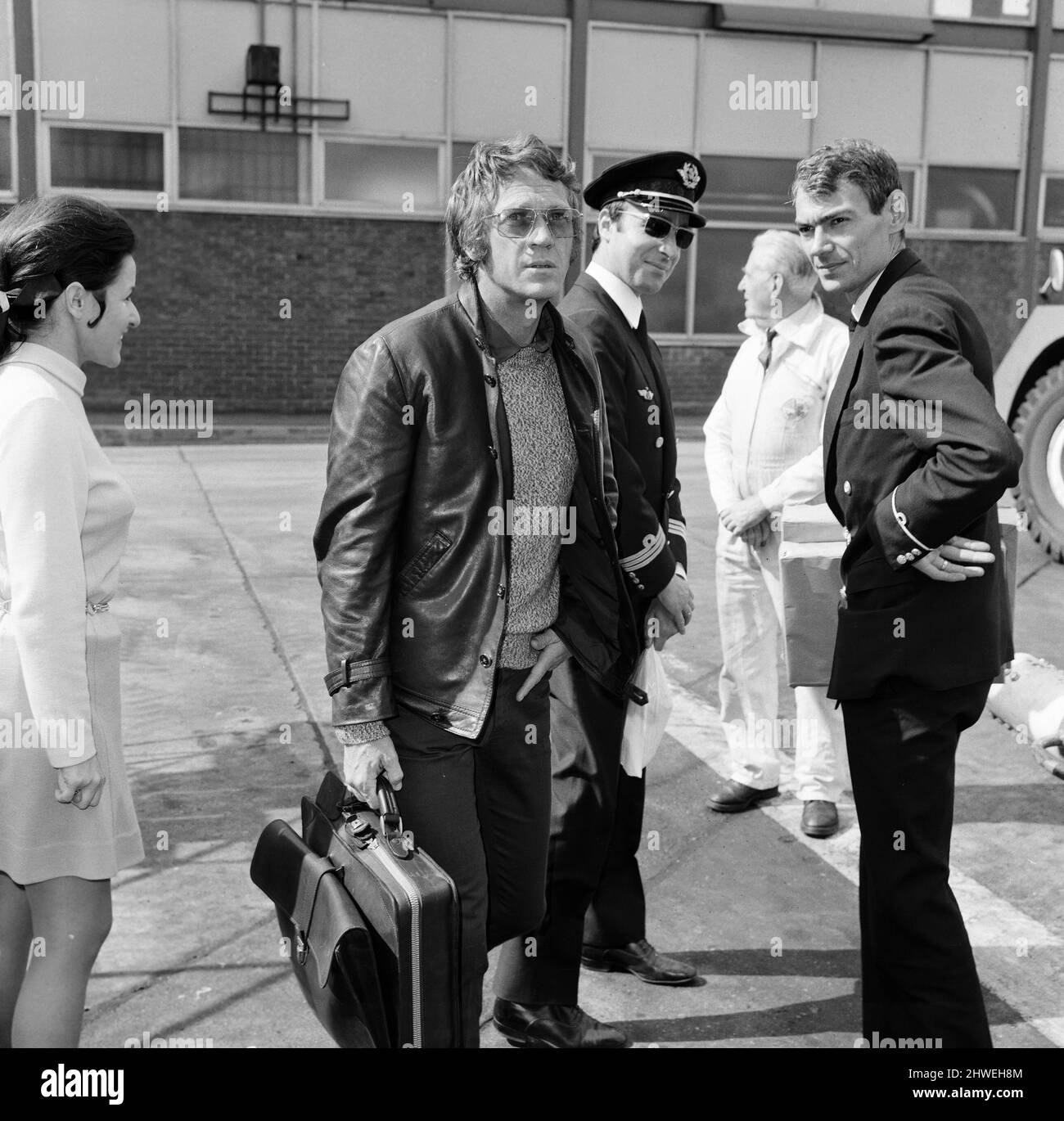 Steve McQueen, aufgenommen am Flughafen London Heathrow, auf dem Weg nach Le Mans, am Sonntag, 19.. April 1970, nach Paris, Frankreich. Stockfoto