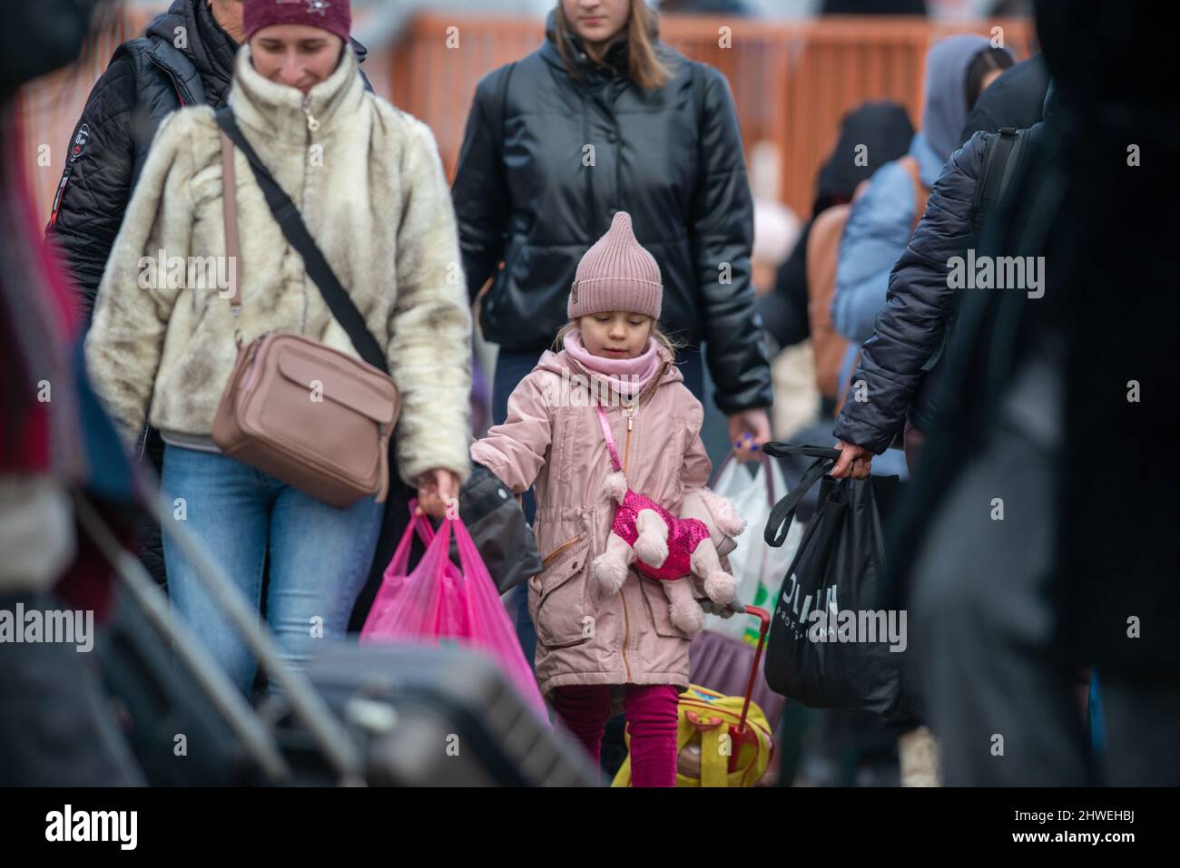 Isaccea, Rumänien. 05. März 2022. Flüchtlinge Ukrainer gehen von der Ukraine nach Isaccea in Rumänien, nachdem sie die Grenze überquert haben. Stockfoto