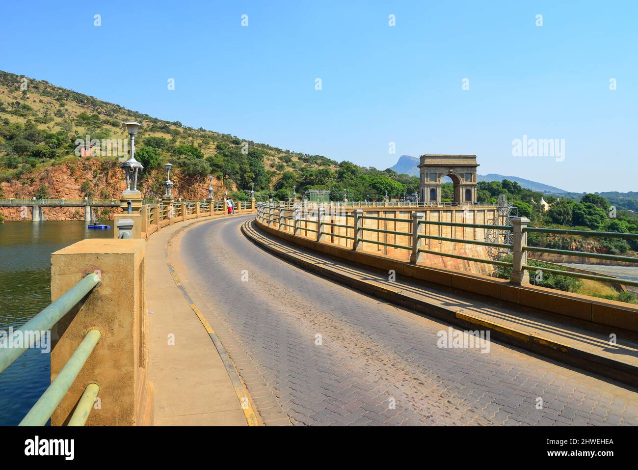 Straße über Hartbeespoort Dam, Hartbeespoort, North West Province, Südafrika Stockfoto