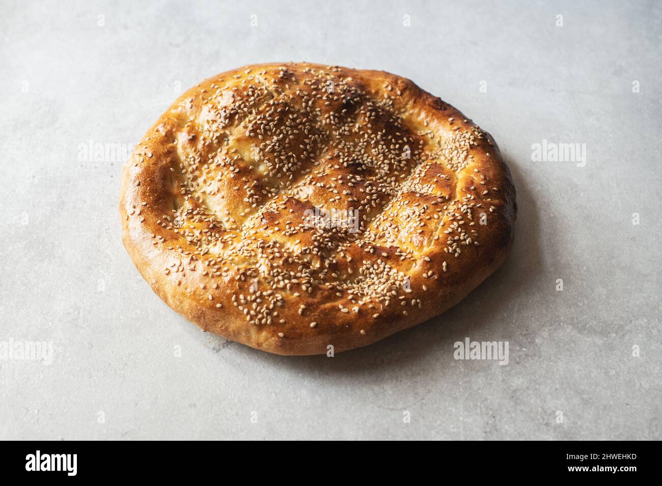 Nahaufnahme des Ramadan Pide auf grauem Hintergrund. Stockfoto