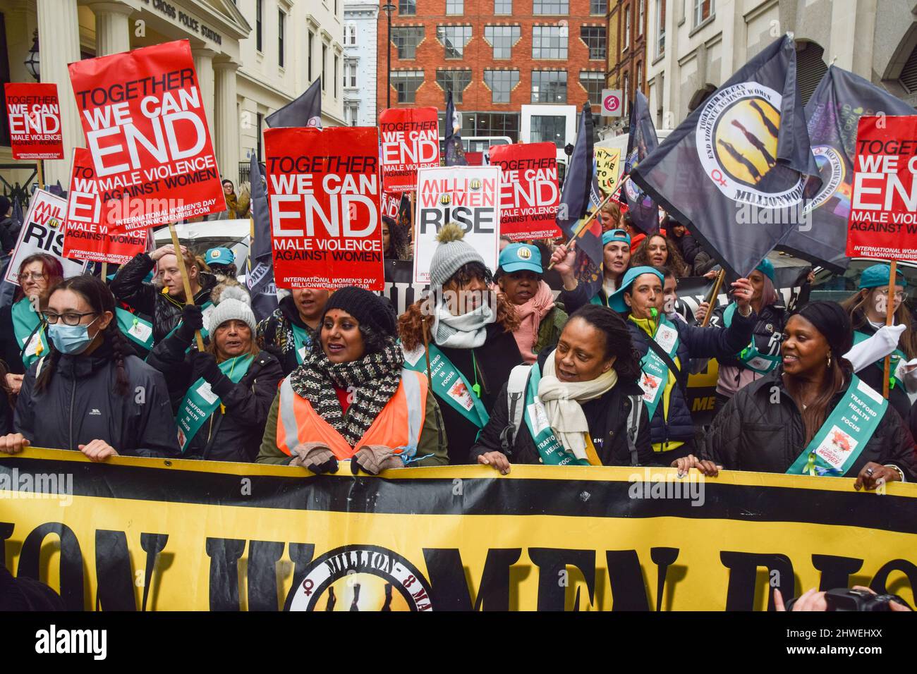 London, Großbritannien. 5.. März 2022. Demonstranten vor der Charing Cross Polizeistation. Demonstranten marschierten durch Central London als Teil der weltweiten Versammlung „Million Women Rise“ gegen männliche Gewalt an Frauen und Mädchen. Kredit: Vuk Valcic/Alamy Live Nachrichten Stockfoto