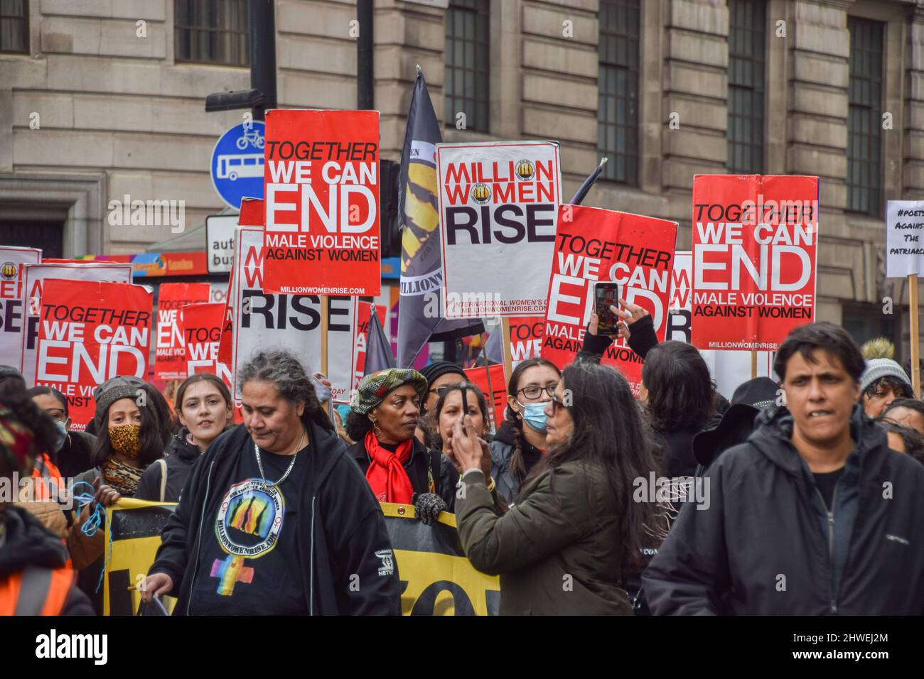 London, Großbritannien. 5.. März 2022. Demonstranten marschierten durch das Zentrum Londons, als Teil der weltweiten Versammlung von „Million Women Rise“ gegen männliche Gewalt gegen Frauen und Mädchen. Kredit: Vuk Valcic/Alamy Live Nachrichten Stockfoto