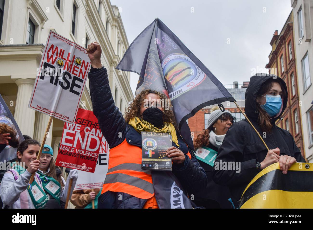 London, Großbritannien. 5.. März 2022. Demonstranten vor der Charing Cross Polizeistation. Demonstranten marschierten durch Central London als Teil der weltweiten Versammlung „Million Women Rise“ gegen männliche Gewalt an Frauen und Mädchen. Kredit: Vuk Valcic/Alamy Live Nachrichten Stockfoto