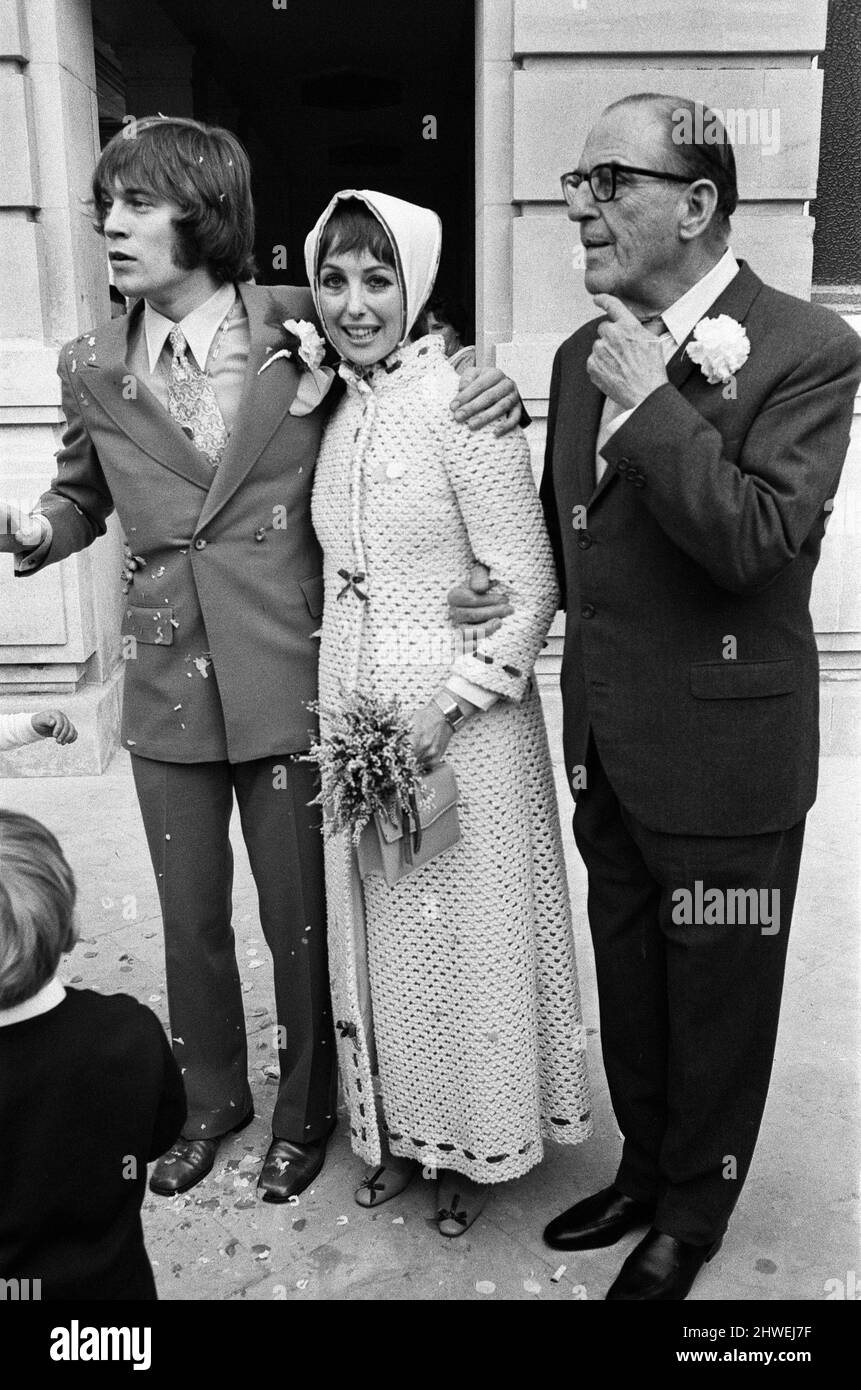 Die Schauspielerin Una Stubbs heiratet Nicky Henson (Sohn von Leslie Henson). Rathaus Von Wandsworth. Una trug ein durchgehendes Maxi-Outfit mit einem passenden Kopftuch, das sie selbst entworfen hatte. Komiker Stanley Holloway war ebenfalls bei der Zeremonie dabei. 10.. Oktober 1969. Stockfoto