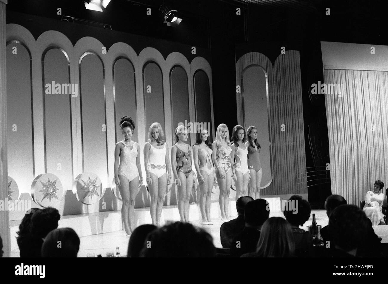 Miss Großbritannien Schönheitswettbewerb in Blackpool. Die Teilnehmer stehen vor den Richtern. Dritter von links ist die Gewinnerin der 21-jährigen Yvonne Ormes. 16.. August 1970. Stockfoto