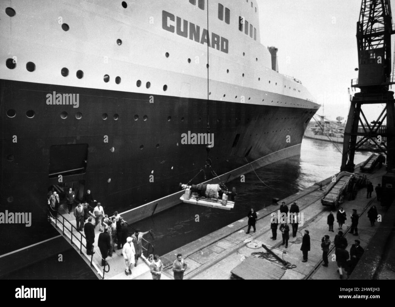 Queen Elizabeth 2, Ozeandampfer, gebaut für die Cunard Line, die von Cunard sowohl als transatlantischer Linienschiff als auch als Kreuzschiff von 1969 bis 2008 betrieben wurde. Abgebildet. Der QE2 Port Turbine Rotor wird mitgenommen und zur John Brown Shipyard zur Inspektion und Reparatur geflogen. Southampton, den 6.. Januar 1969. Stockfoto