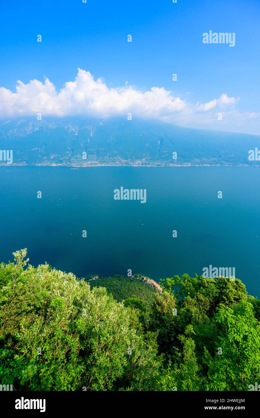 Panorama und Luftaufnahme von der Stadt Gardola über den südlichen Gardasee, Italien - Reiseziel Stockfoto