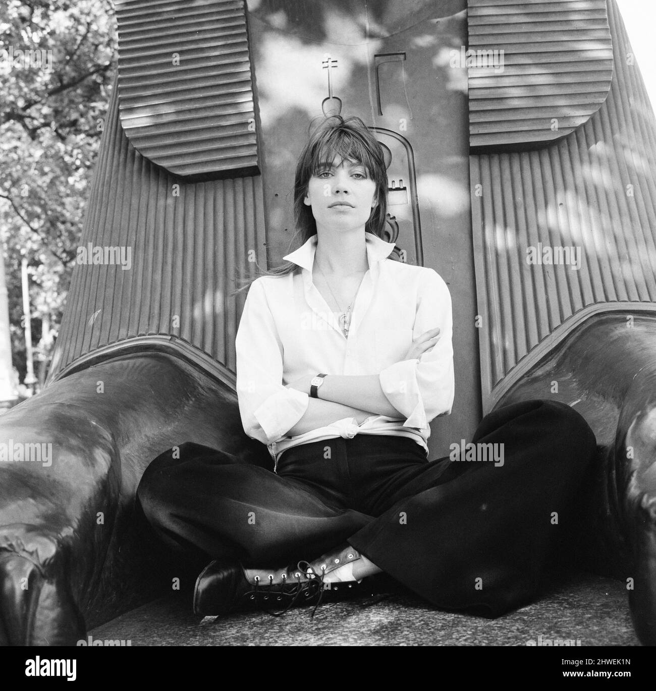 Francoise Hardy, französische Sängerin, abgebildet zwischen den Füßen einer Sphinx, am Ufer der Themse, London, 21.. Juni 1970. Francoise Hardy ist in Großbritannien, um einen neuen Club zu eröffnen, der nach ihr benannt wurde, den Club Francoise in Kings Road, Chelsea. Stockfoto