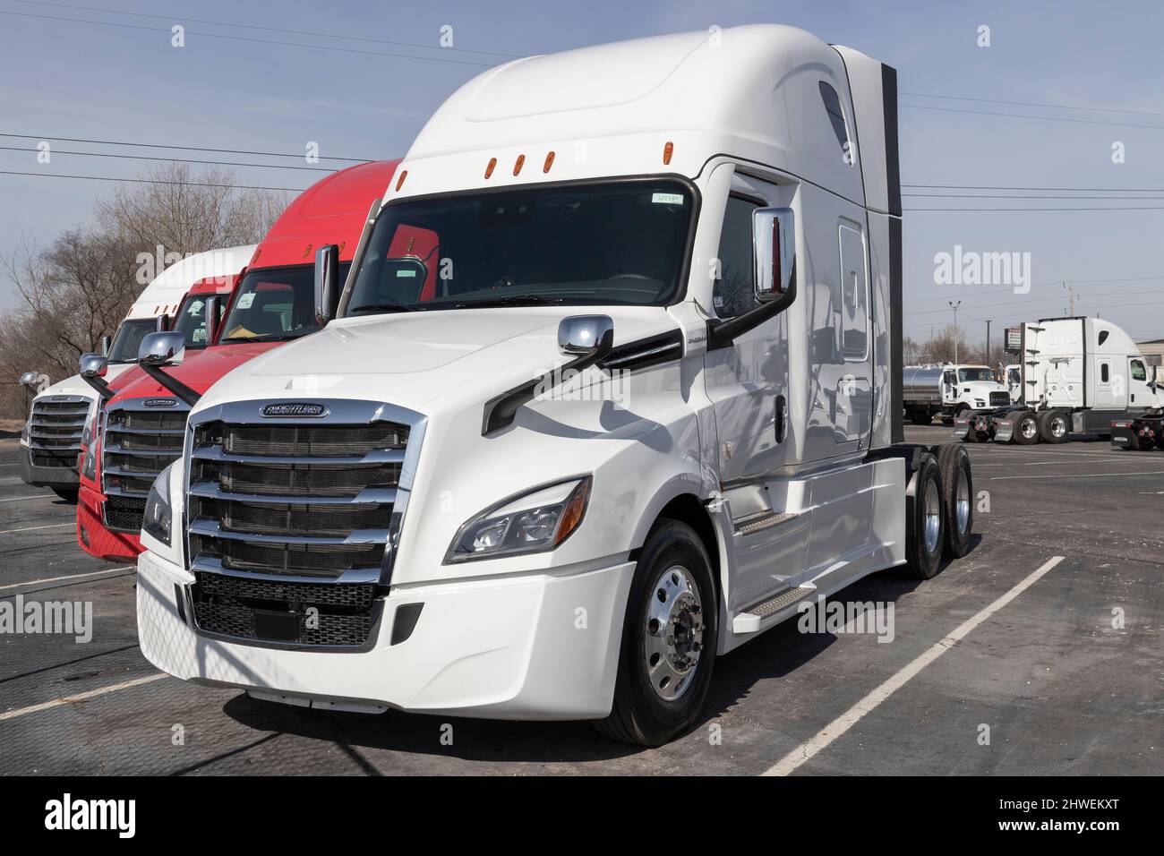 Indianapolis - ca. März 2022: Freightliner Semi Tractor Trailer Truck Display bei einem Händler. Freightliner gehört Daimler Trucks. Stockfoto