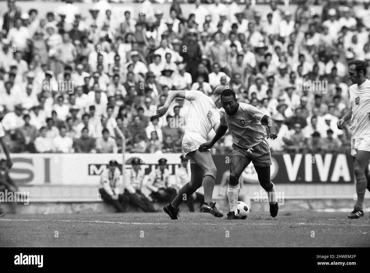 Brasilien gegen die Tschechoslowakei 1970 Weltcup-Gruppe C. Brasilien gewann 4-1On am Vorabend des Eröffnungsspiel Brasiliens bei der WM 1970 waren die Erwartungen nicht so hoch, wie man im Nachhinein denken könnte. Die damals zweifachen Weltmeister hatten im Turnier 1966, das in der Gruppenphase von Portugal und Ungarn besiegt wurde, einen schlechten Eindruck hinterlassen. 1966 ist immer noch Brasiliens schlimmste Leistung in der Weltcup-Geschichte. ¿ Jahr 1970 begannen die Erinnerungen an Brasiliens 1958 und 1962 siegreiche Seiten zu verblassen. Garrincha, Didi, Nilton Santos, Vava, Djalma Santos ? Ihre Karriere war lange vorbei. Aber es gab einen einzigen Überlebenden. Stockfoto