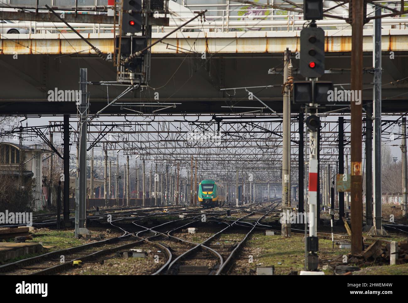 Bukarest, Rumänien - 03. März 2022: Ein Personenzug kommt am Nordbahnhof an. Stockfoto