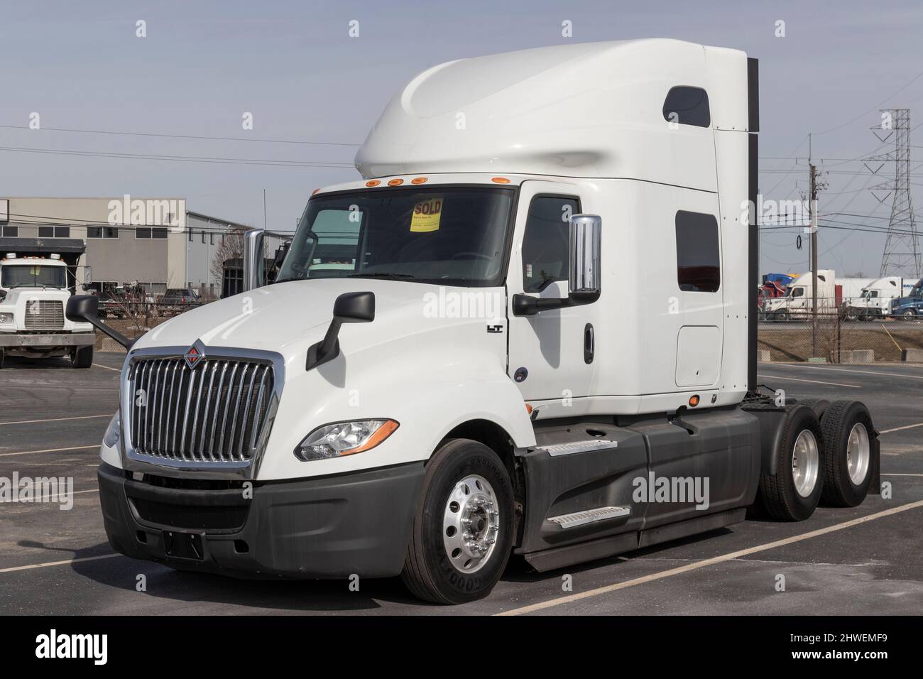 Indianapolis - ca. März 2022: Navistar International Semi Tractor Trailer Truck Display bei einem Händler. Navistar International ist eine Tochtergesellschaft von TR Stockfoto