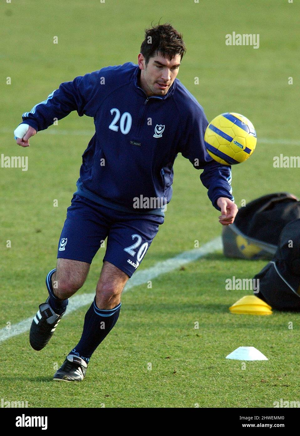 PORTSMOUTH TRAINING 27-01-06 RICHARD HUGHES PIC MIKE WALKER, 2006 Stockfoto