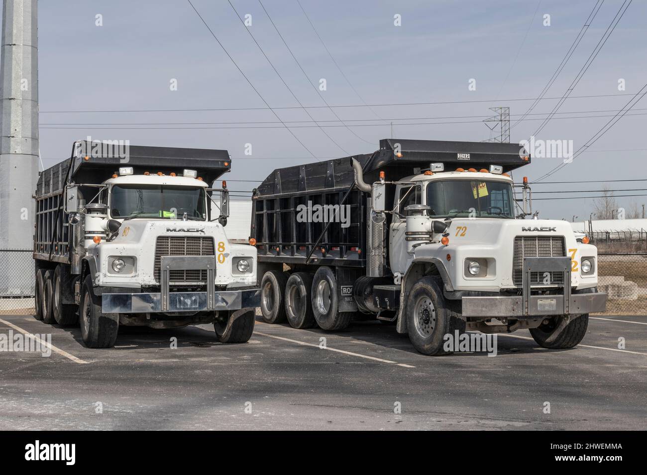 Indianapolis - ca. März 2022: Mack Semi Tractor benutzte LKW-Display bei einem Händler. Mack Trucks gehört Volvo. Stockfoto