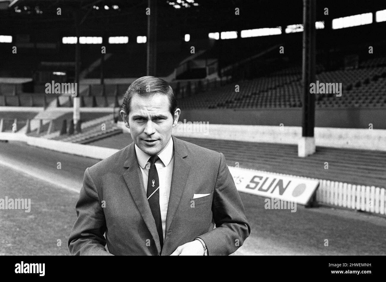 Wilf McGuinness, Manchester United Assistant Trainer & Coach wird ihr nächster Manager und Chief Coach, wie auf der Pressekonferenz, Old Trafford, Mittwoch, 9.. April 1969, bekannt gegeben wurde. Sir Matt Busby wird bis zum Ende der Saison als Teamleiter weiterarbeiten und dann die Position des General Managers übernehmen. Stockfoto