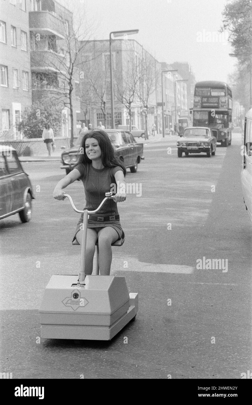 Mechanische Handhabungsausstellung, Earls Court, London, Dienstag, 5.. Mai 1970. Unser Bild Zeigt ... Lynne Hamilton demonstriert einen batteriebetriebenen, rauchfreien Betriebslauf auf den Straßen Londons. Stockfoto