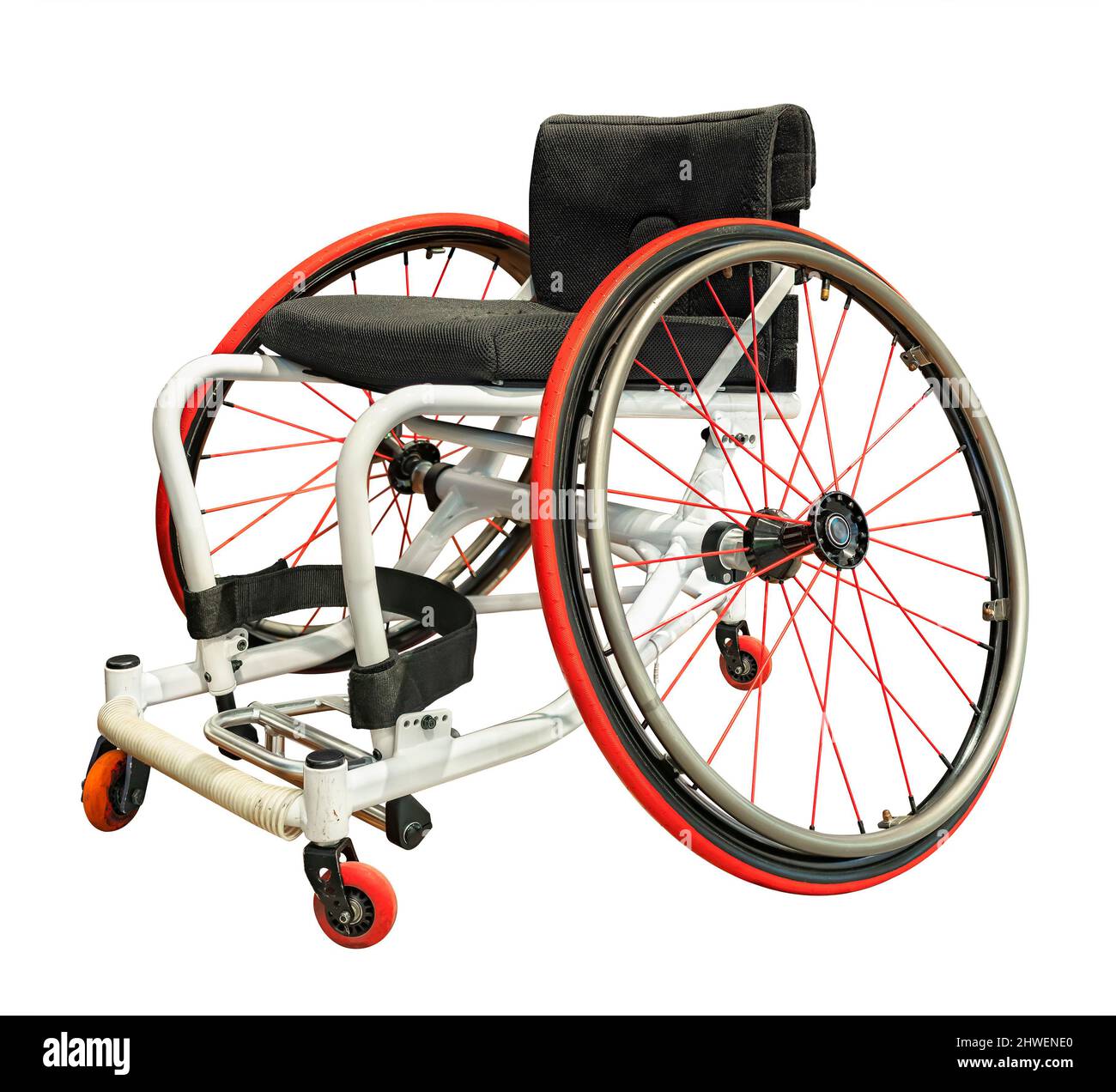 Clipping isolierte Fotografie eines professionellen Sportrollstuhls mit einem ausgeprägten negativen Sturz für die Räder, die von behinderten Athleten in Wheelc verwendet werden Stockfoto