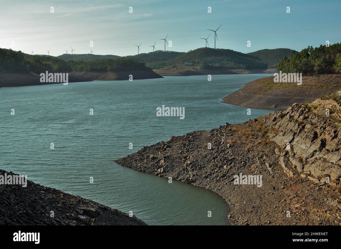 Niedriger Wasserstand am Bravura-Staudamm in Lagos, Algarve, Portugal am 2020. September Stockfoto