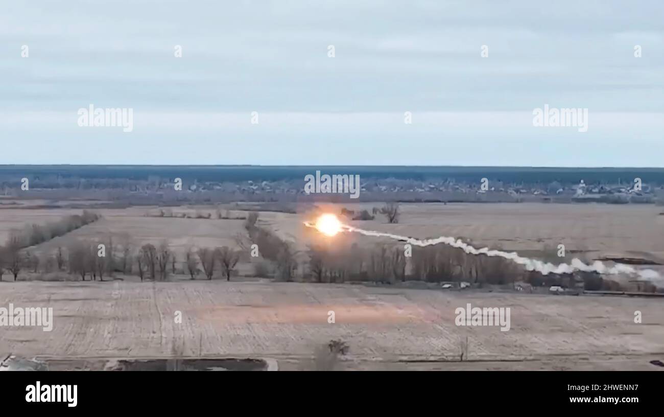 Ukrainische Streitkräfte berichten, dass sie während der russischen Invasion einen Hubschrauber der russischen Armee mit einer Antiaircfaft-Rakete über ukrainischem Territorium abgeschossen haben. Stockfoto