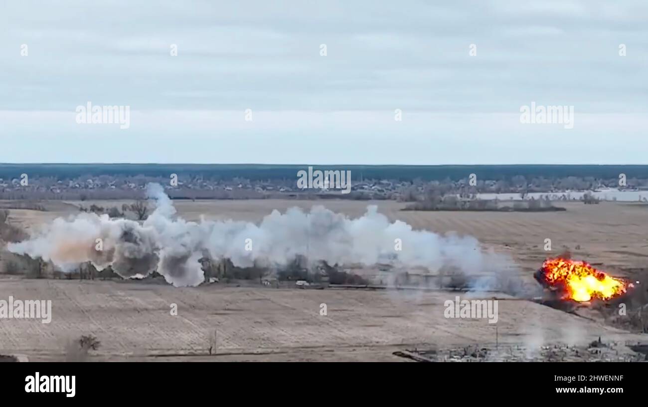 Ukrainische Streitkräfte berichten, dass sie während der russischen Invasion einen Hubschrauber der russischen Armee mit einer Antiaircfaft-Rakete über ukrainischem Territorium abgeschossen haben. Stockfoto