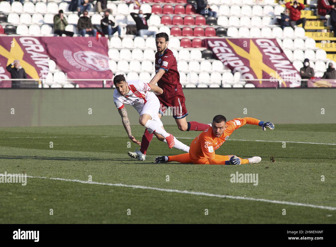 Cittadella (PD), Italia, 05 Marzo 2022, stadio Pier Cesare Tombolato, 28Â giornata Campionato Serie BKT 2021/2022, incontro tra le squadre dell'AS Cittadella e dell'AC Monza, nella foto: 84 Patrick Ciurria ed 36 Elhan Kastrati osservano entrare in gol la Palla della vittoria del Monza Stockfoto