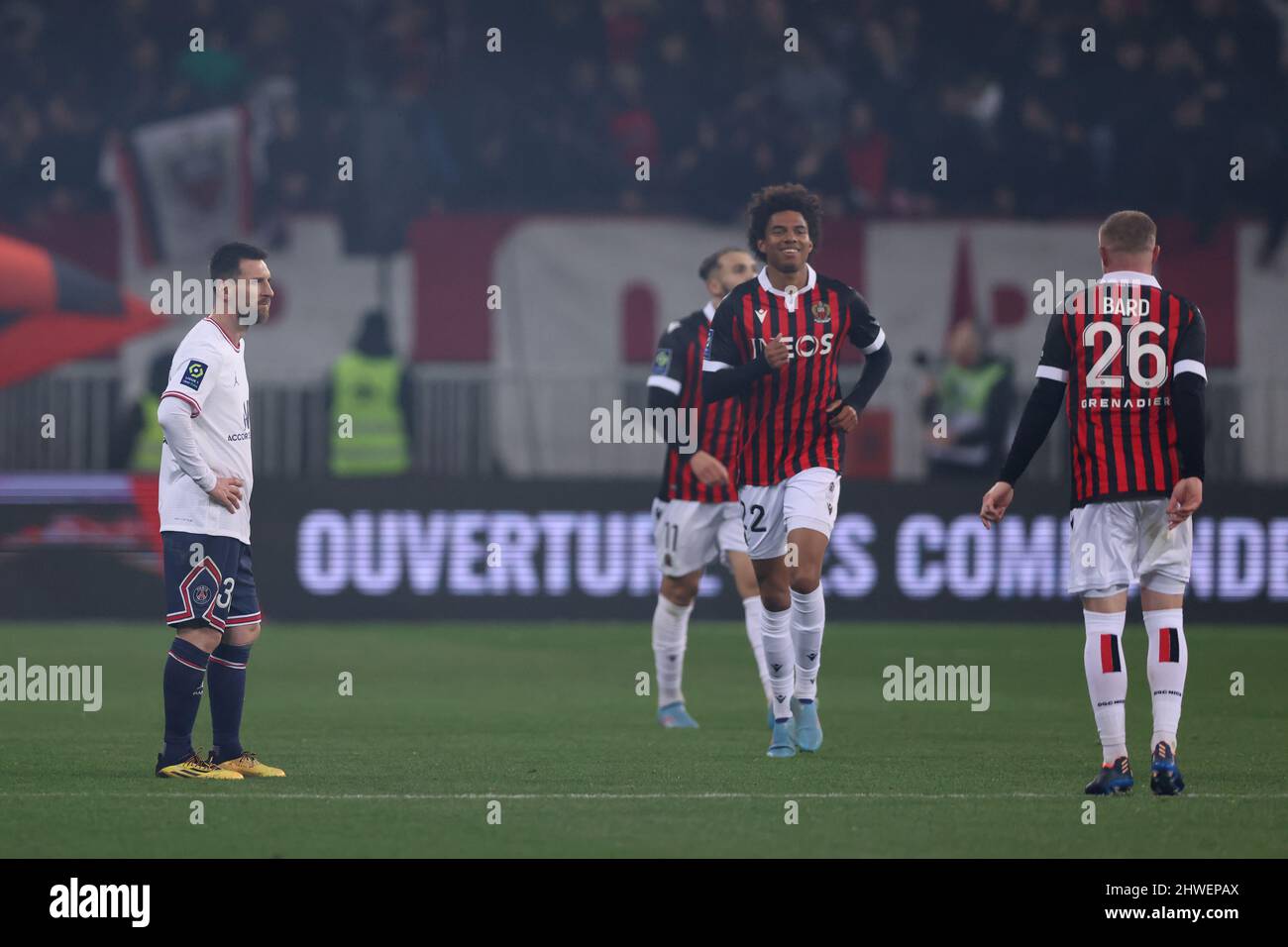 Nizza, Frankreich, 5.. März 2022. Lionel Messi vom PSG reagiert auf die Feierlichkeiten der OGC Nice-Spieler, nachdem Myziane Maolida vom OGC Nice beim Spiel der Uber Eats Ligue 1 im Allianz Riviera Stadium in Nizza ein spätes Tor erzielte, um der Mannschaft eine Führung von 1-0 zu geben. Bildnachweis sollte lauten: Jonathan Moscrop / Sportimage Kredit: Sportimage/Alamy Live News Stockfoto