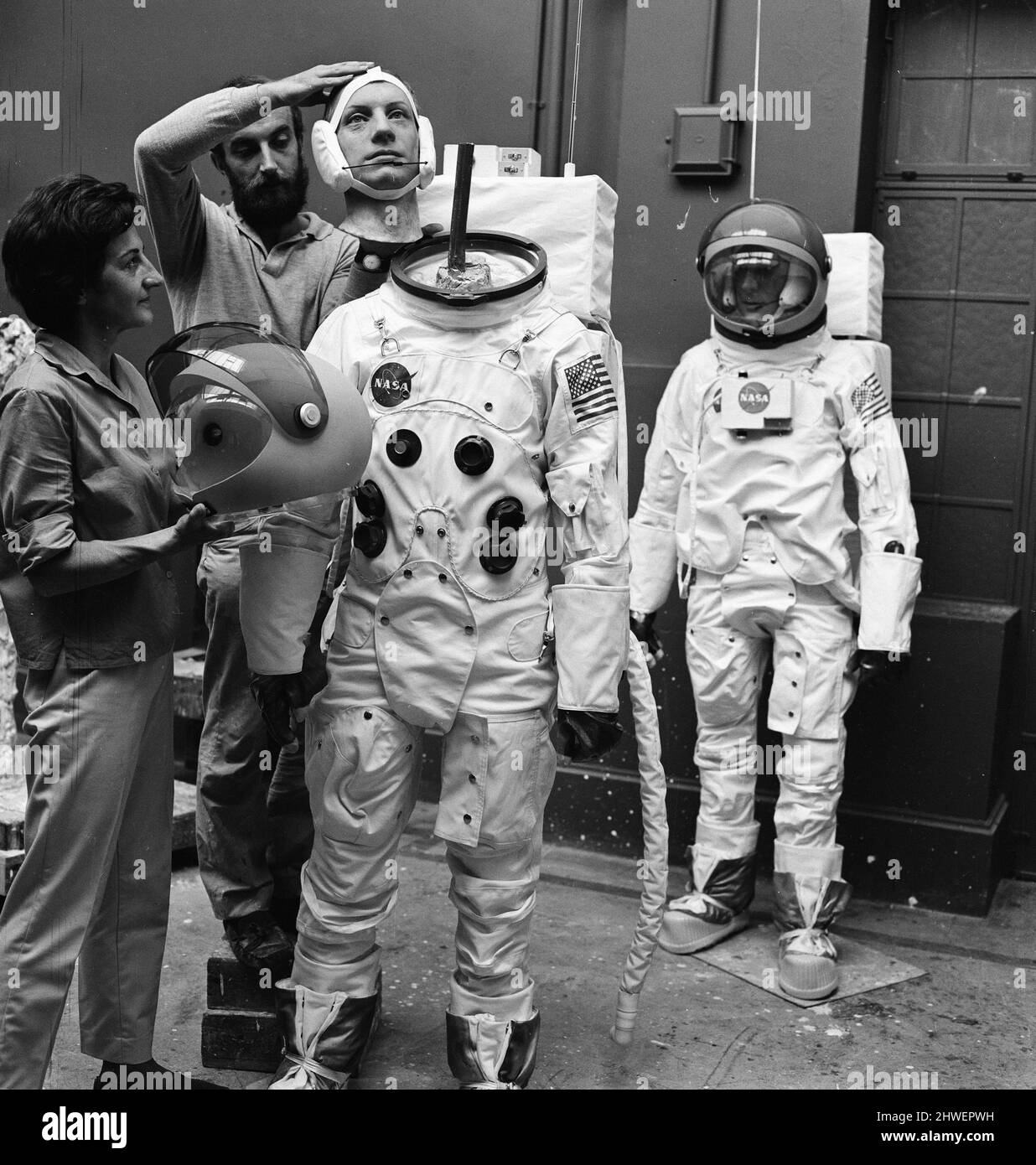 Madame Tussauds-Mitarbeiter haben vor der Ausstellung (ab 16.. Juli) die Wachsmodelle der Astronauten Neil Armstrong (vorne) und Buzz Aldrin im Detail vorgestellt, um der erwarteten Mondlandung zu gedenken, die am Dienstag, dem 15.. Juli 1969, zu sehen war. Unser Bild zeigt ... Bildhauer Jean Fraser unterstützt von David Tomkins. HINWEIS: Bilder, die mit einer Hasselblad-Datenkamera aufgenommen wurden, ähnlich wie zwei Kameras, die auf den Mond gebracht und dort links liegen. Nur Filmmagazine werden zurückgekauft, um Gewicht zu reduzieren. Stockfoto