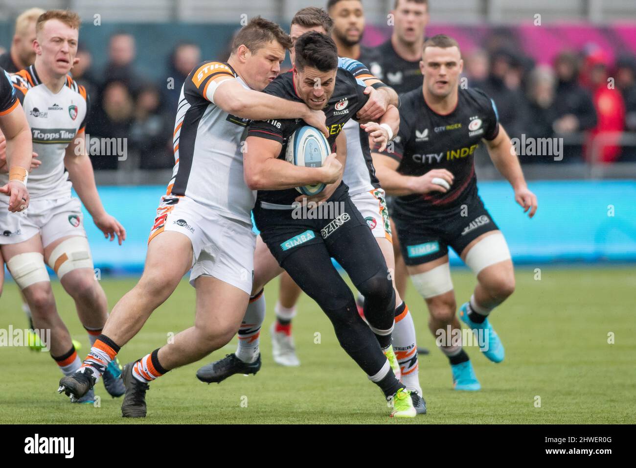 Barnett, Großbritannien. 05. März 2022. Gallagher Premiership Rugby. Saracens V Leicester Tigers. StoneX Stadium. Barnett. Sean Maitland von Saracens wird angepackt Kredit: Sport in Picturs/Alamy Live News Stockfoto