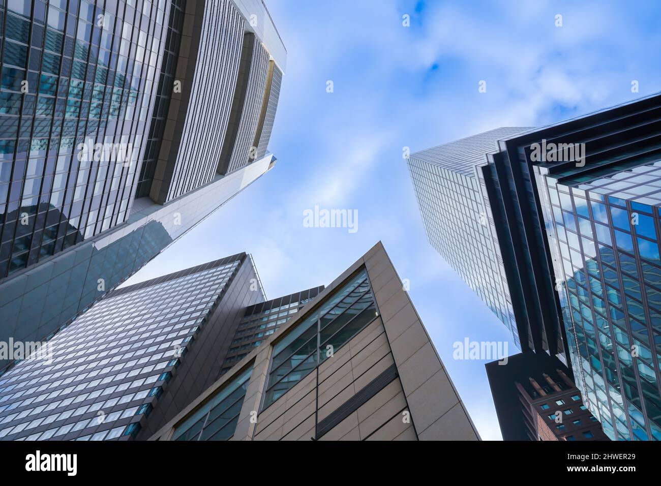 Bottom View auf moderne Bürogebäude als Teil der Skyline in Frankfurt, Hessen, Deutschland. Stockfoto