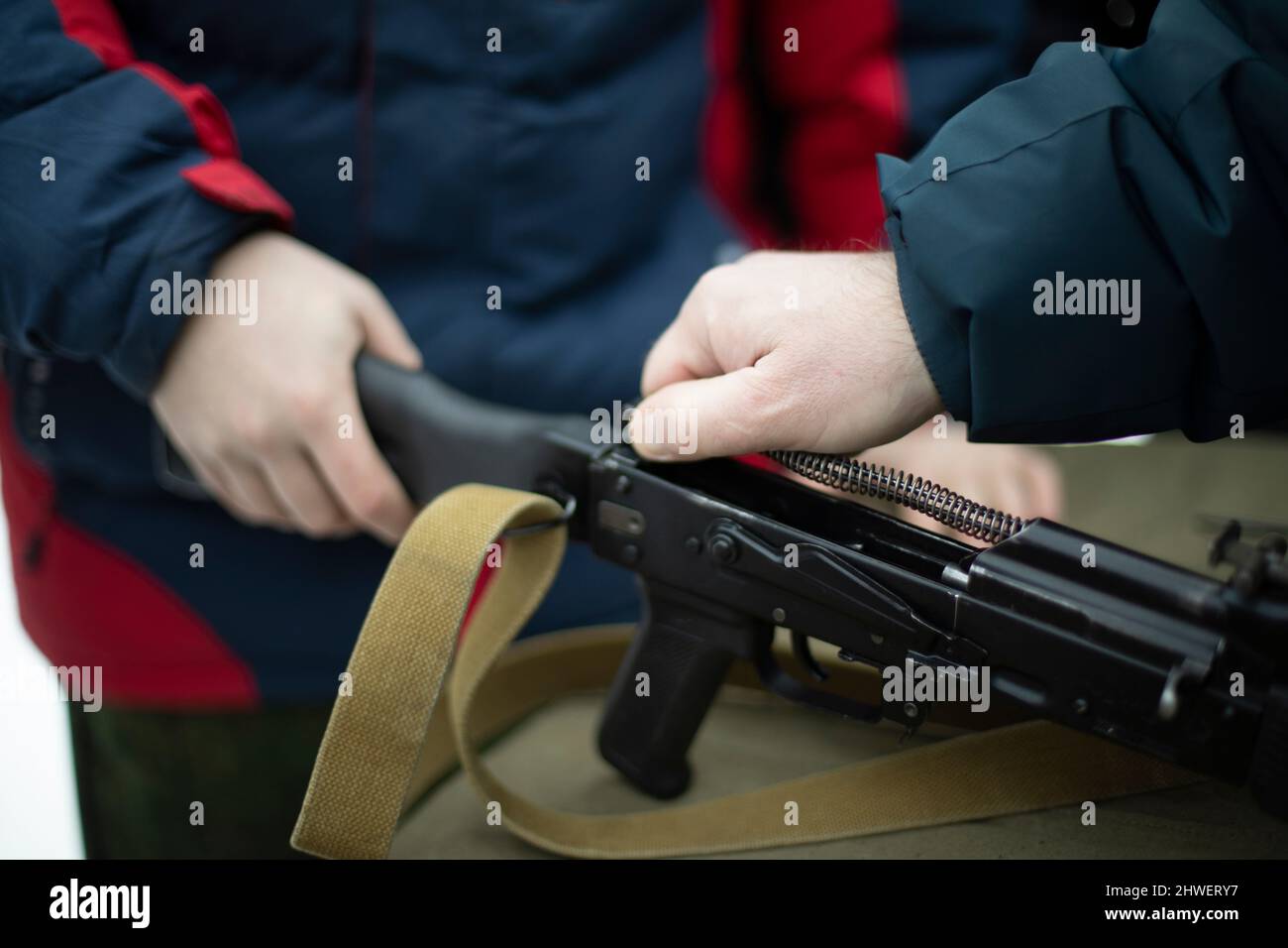 Montage des Sturmgewehrs AK 47. Schusswaffen Kalaschnikow Sturmgewehr ...