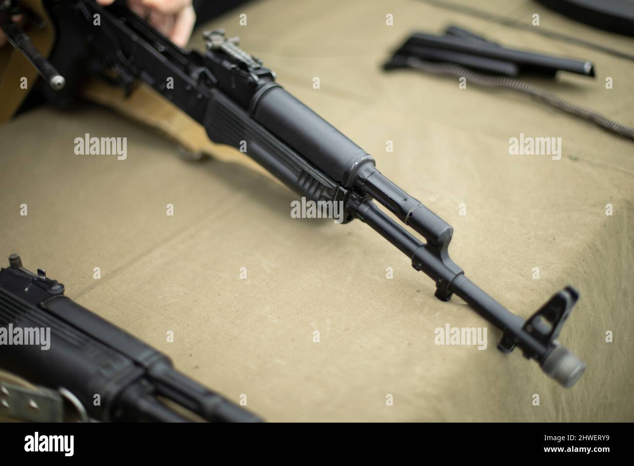 Montage des Sturmgewehrs AK 47. Schusswaffen Kalaschnikow Sturmgewehr. Die Leute sammeln Dummy Pistole. Militärische Ausbildung. Stockfoto
