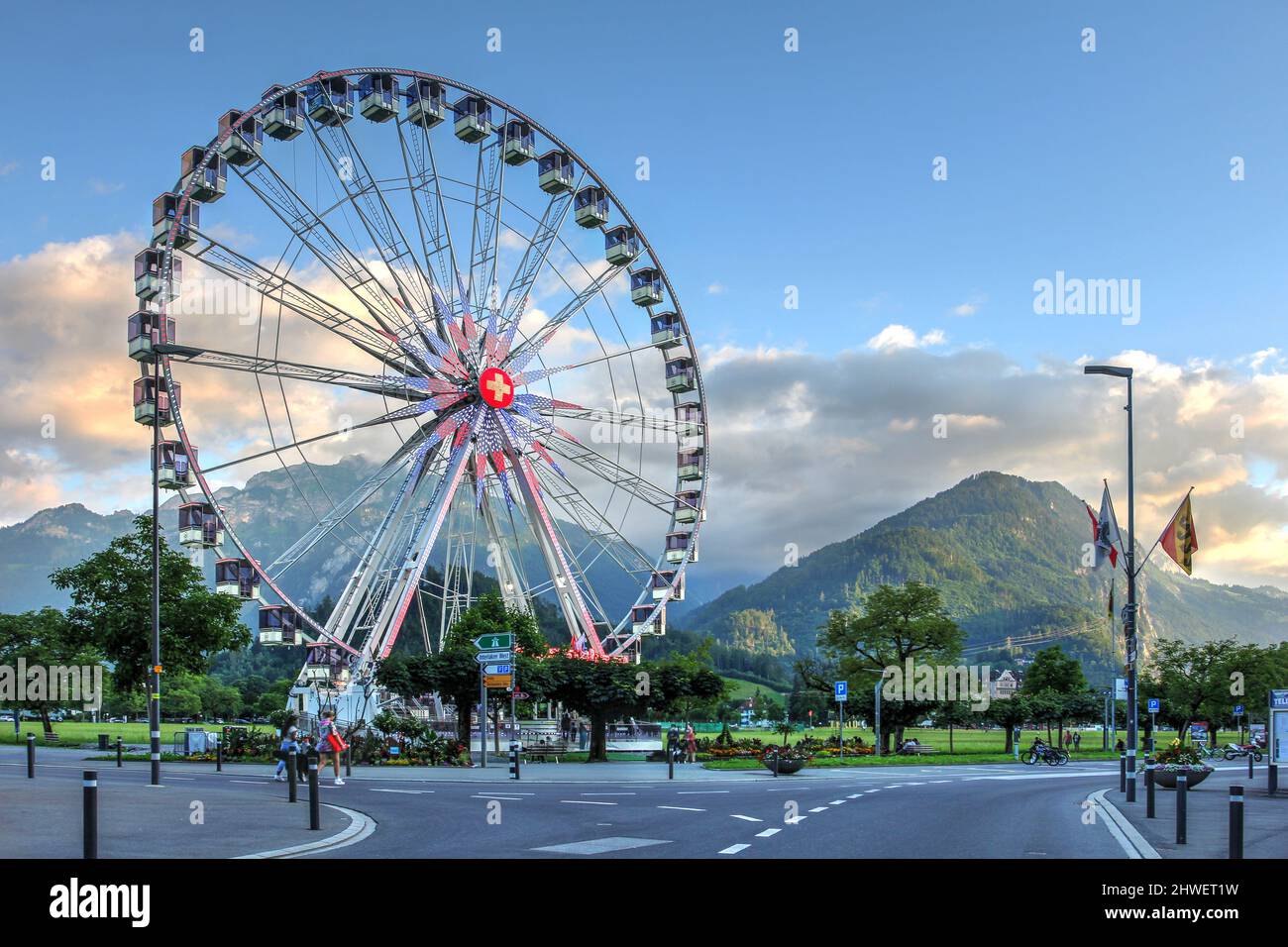 Im Sommer wurde im Höhematte Park in Interlaken, Schweiz, ein Riesenrad installiert. Stockfoto