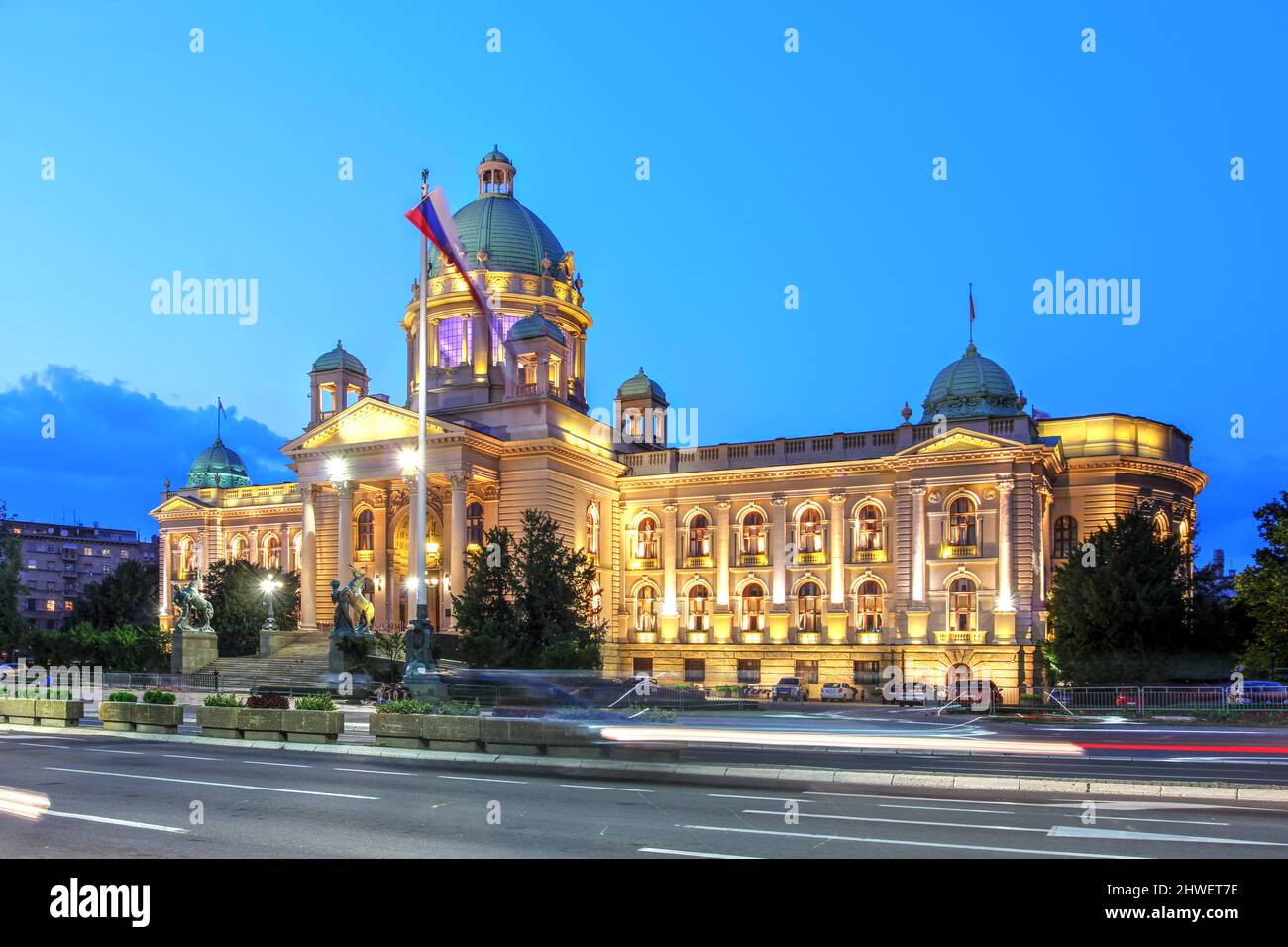 Gebäude der Nationalversammlung der Republik Serbien in Belgrad bei Nacht. Das Neorenaissance- und Neobarock-Gebäude stammt aus dem Jahr 1936 und ist Stockfoto