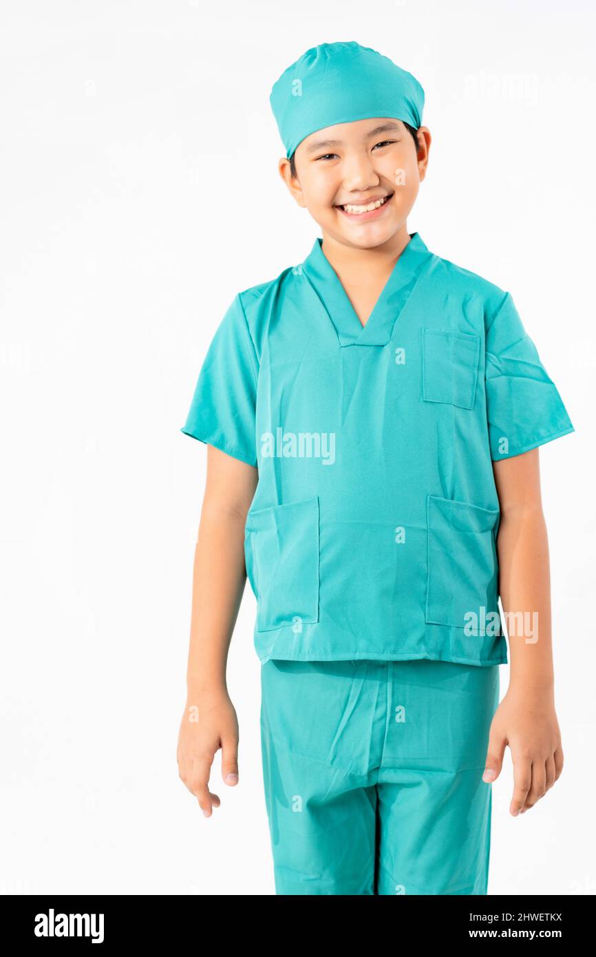 Portrait von Young Asian Boy Dressing to be Doctor Isolate auf weißem Hintergrund mit Copy Space, Bildung Konzept Stockfoto