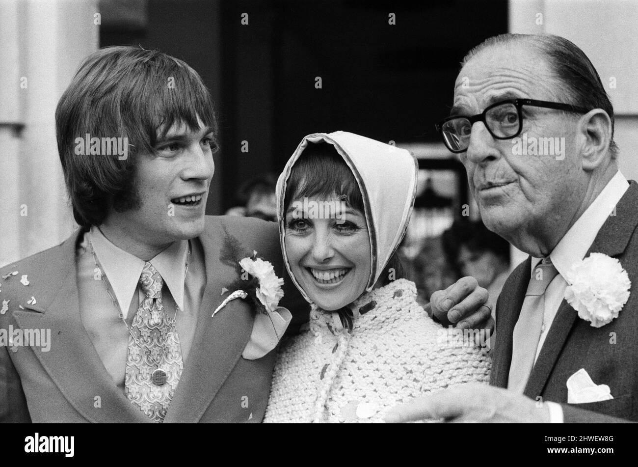 Die Schauspielerin Una Stubbs heiratet Nicky Henson (Sohn von Leslie Henson). Rathaus Von Wandsworth. Una trug ein durchgehendes Maxi-Outfit mit einem passenden Kopftuch, das sie selbst entworfen hatte. Komiker Stanley Holloway war ebenfalls bei der Zeremonie dabei. 10.. Oktober 1969. Stockfoto