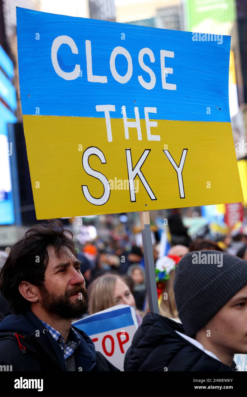 New York, USA. 5.. März 2022 -- New York City, New York, Vereinigte Staaten: Demonstranten protestieren heute Nachmittag auf dem Times Square in New York City gegen die Invasion der Ukraine durch Russland. Quelle: Adam Stoltman/Alamy Live News Stockfoto