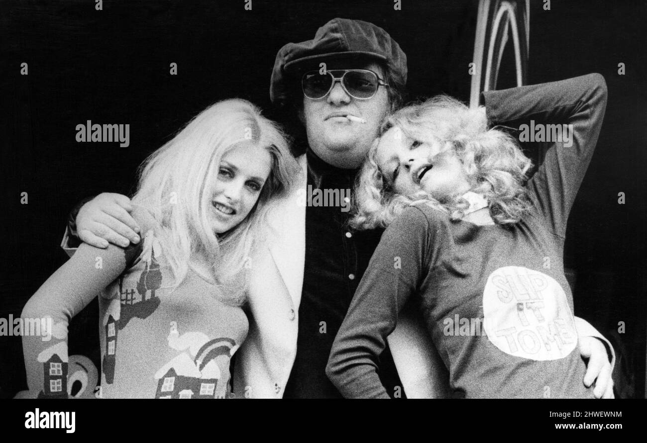 Tommy Roberts, Inhaber von Mr Freedom, der Kings Road, Chelsea, mit zwei Modi Ika Hindley und Cathy Downs, in seinem Laden. 29. Mai 1970. Stockfoto