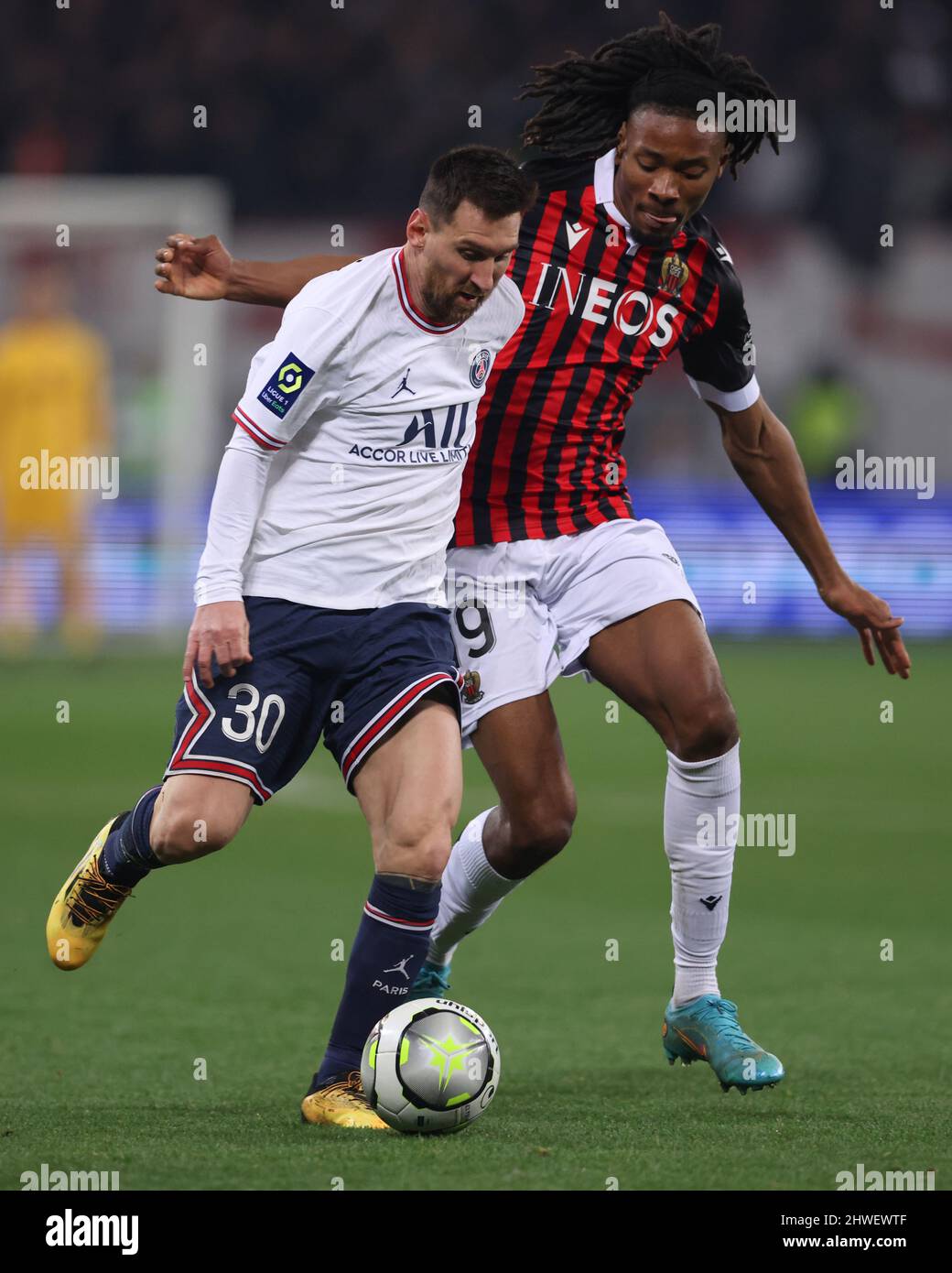 Nizza, Frankreich, 5.. März 2022. Lionel Messi vom PSG wird von Khephren Thuram vom OGC Nice während des Spiels der Uber Eats Ligue 1 im Allianz Riviera Stadium in Nizza verfolgt. Bildnachweis sollte lauten: Jonathan Moscrop / Sportimage Kredit: Sportimage/Alamy Live News Stockfoto