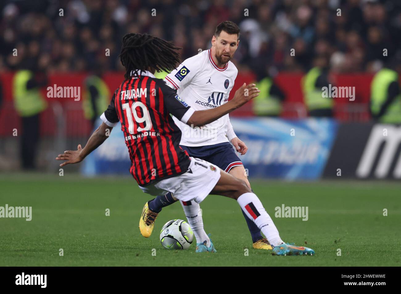 Nizza, Frankreich, 5.. März 2022. Lionel Messi von PSG dreht Khephren Thuram von OGC Nice während des Spiels der Uber Eats Ligue 1 im Allianz Riviera Stadium, Nizza. Bildnachweis sollte lauten: Jonathan Moscrop / Sportimage Kredit: Sportimage/Alamy Live News Stockfoto