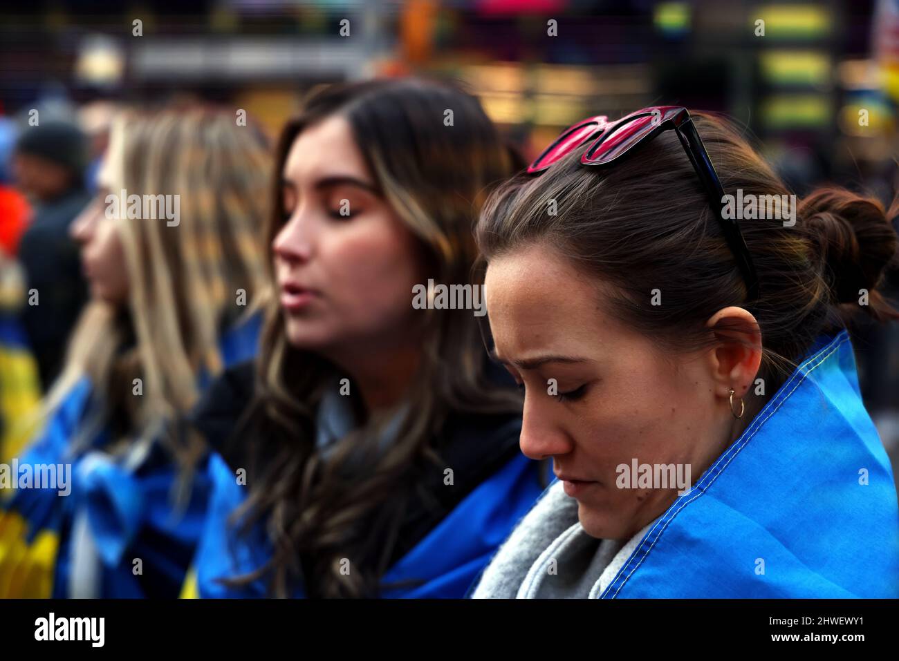 New York, USA. 5.. März 2022 -- New York City, New York, Vereinigte Staaten: Demonstranten protestieren heute Nachmittag auf dem New Yorker Times Square gegen die russische Invasion in der Ukraine. Quelle: Adam Stoltman/Alamy Live News Stockfoto