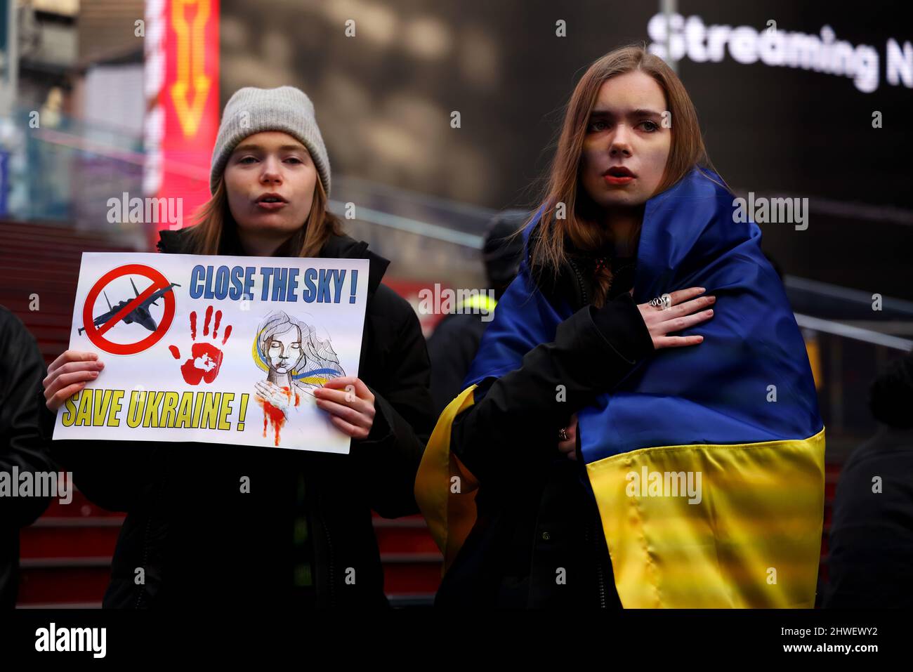 New York, USA. 5.. März 2022 -- New York City, New York, Vereinigte Staaten: Demonstranten protestieren heute Nachmittag auf dem New Yorker Times Square gegen die russische Invasion in der Ukraine. Quelle: Adam Stoltman/Alamy Live News Stockfoto