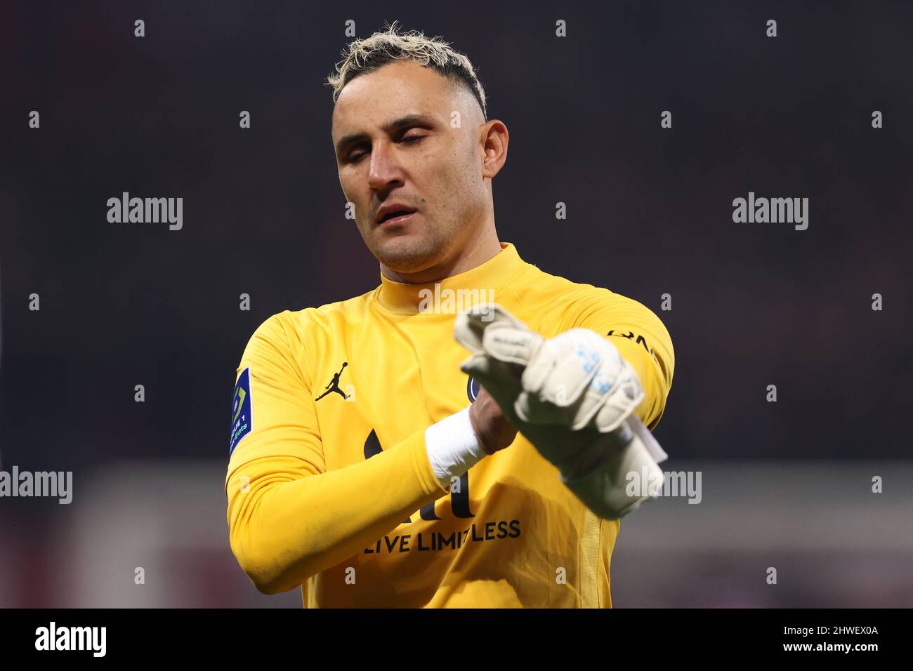 Nizza, Frankreich, 5.. März 2022. Keylor Navas von PSG reagiert nach der Niederlage von 1-0 im Spiel der Uber Eats Ligue 1 im Allianz Riviera Stadium, Nizza. Bildnachweis sollte lauten: Jonathan Moscrop / Sportimage Kredit: Sportimage/Alamy Live News Stockfoto