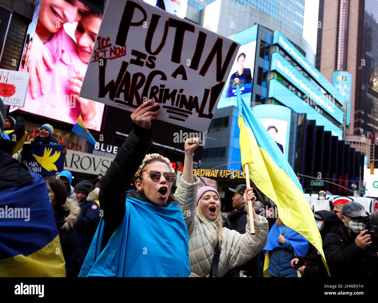 New York, USA. 5.. März 2022 -- New York City, New York, Vereinigte Staaten: Demonstranten protestieren heute Nachmittag auf dem New Yorker Times Square gegen die russische Invasion in der Ukraine. Quelle: Adam Stoltman/Alamy Live News Stockfoto