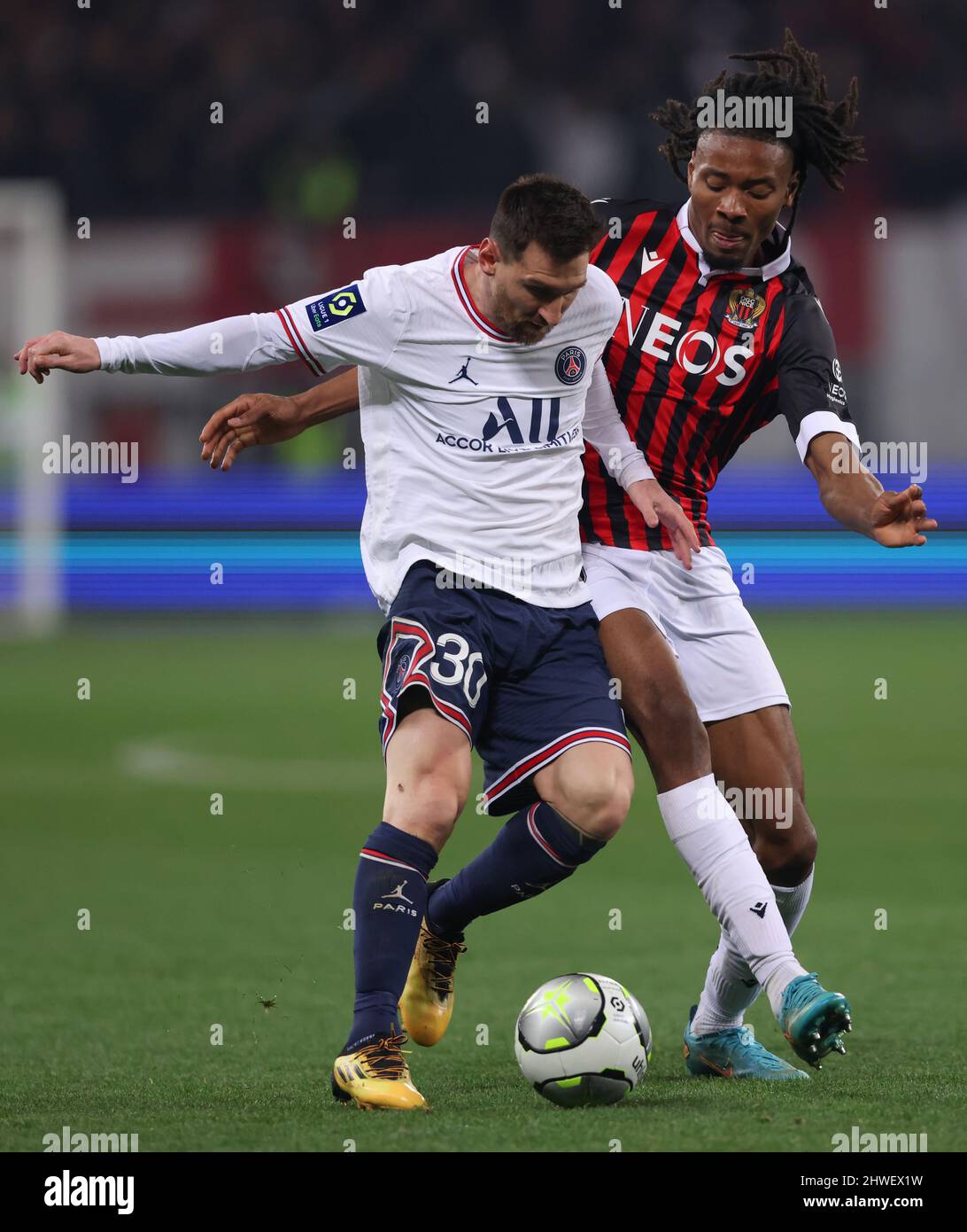 Nizza, Frankreich, 5.. März 2022. Lionel Messi vom PSG wird während des Spiels der Uber Eats Ligue 1 im Allianz Riviera Stadium in Nizza von Khephren Thuram vom OGC Nice herausgefordert. Bildnachweis sollte lauten: Jonathan Moscrop / Sportimage Kredit: Sportimage/Alamy Live News Stockfoto