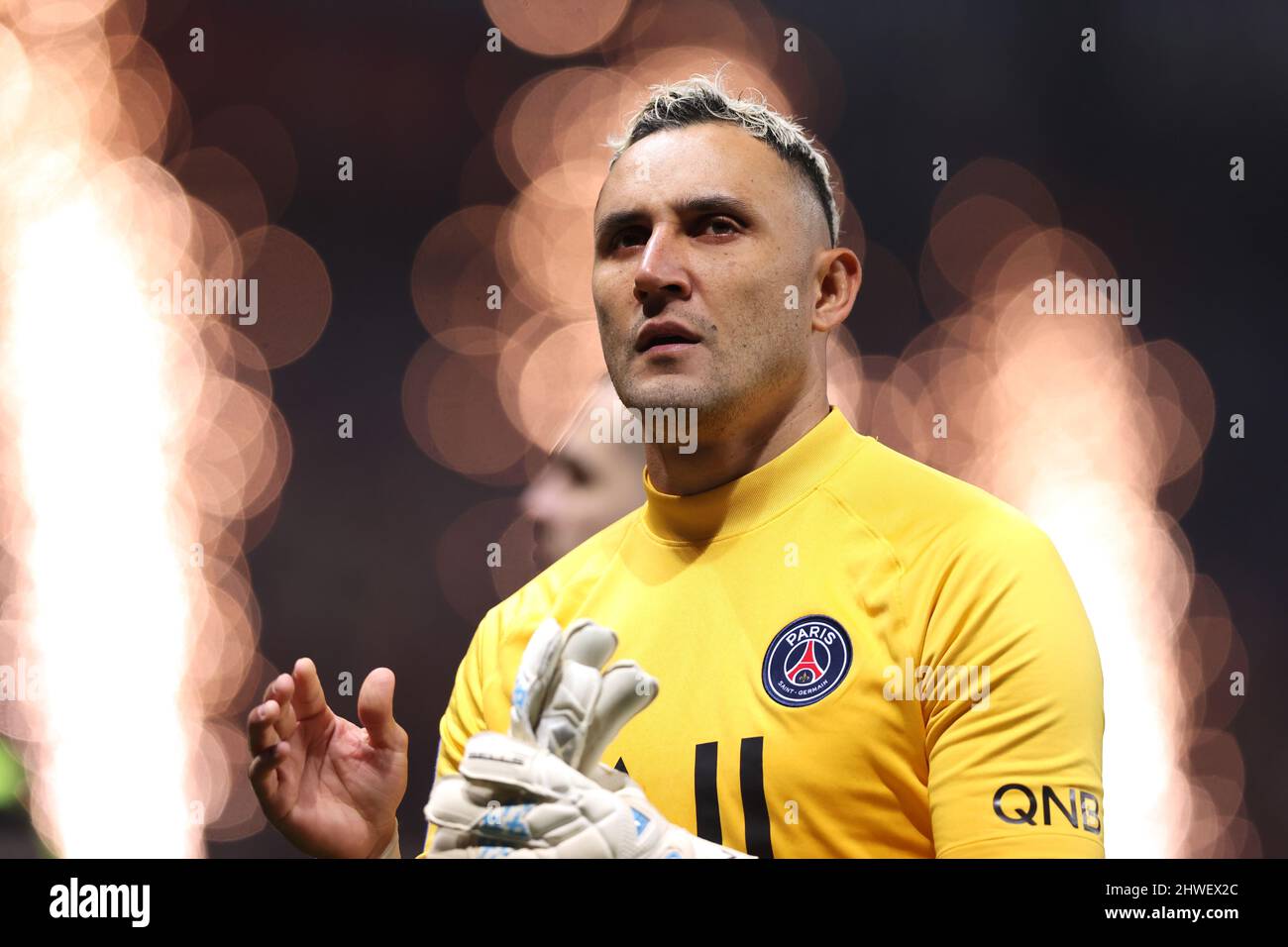 Nizza, Frankreich, 5.. März 2022. Keylor Navas von PSG würdigt die Fans nach der Niederlage 1-0 im Spiel der Uber Eats Ligue 1 im Allianz Riviera Stadium, Nizza. Bildnachweis sollte lauten: Jonathan Moscrop / Sportimage Kredit: Sportimage/Alamy Live News Stockfoto