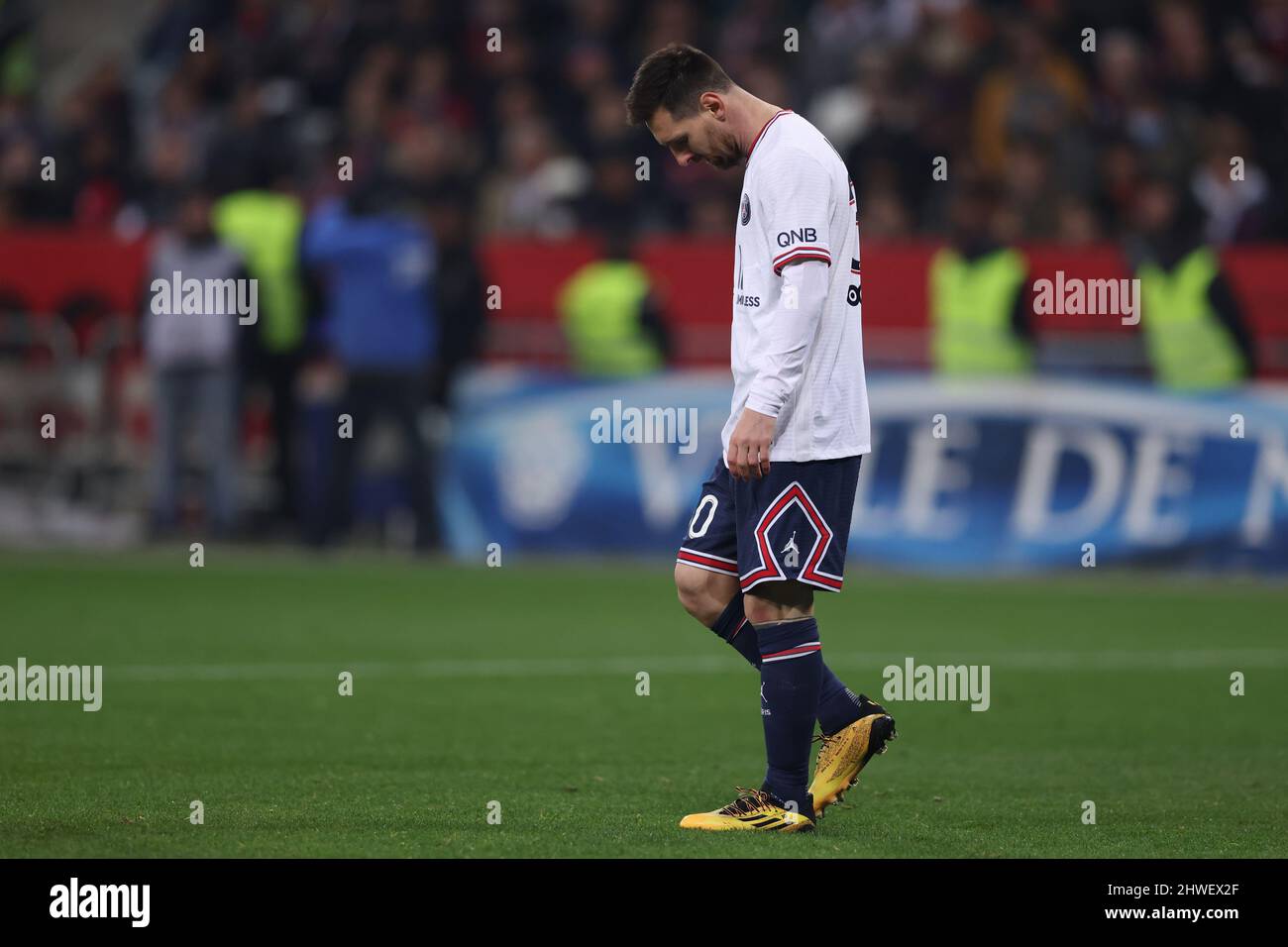 Nizza, Frankreich, 5.. März 2022. Lionel Messi vom PSG reagiert während des Spiels der Uber Eats Ligue 1 im Allianz Riviera Stadium in Nizza. Bildnachweis sollte lauten: Jonathan Moscrop / Sportimage Kredit: Sportimage/Alamy Live News Stockfoto