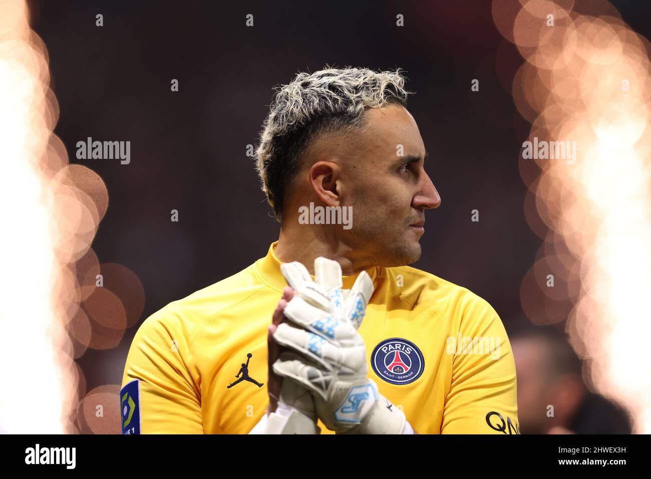 Nizza, Frankreich, 5.. März 2022. Keylor Navas von PSG würdigt die Fans nach der Niederlage 1-0 im Spiel der Uber Eats Ligue 1 im Allianz Riviera Stadium, Nizza. Bildnachweis sollte lauten: Jonathan Moscrop / Sportimage Kredit: Sportimage/Alamy Live News Stockfoto